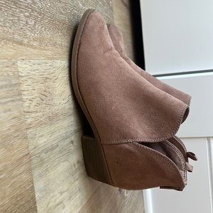 Light brown booties with slit